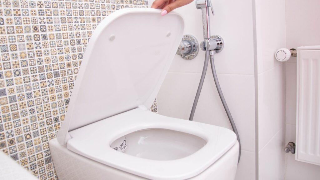 Zeg vaarwel tegen chemicaliën: deze kruidenmix revolutioneert het schoonmaken van toiletten
