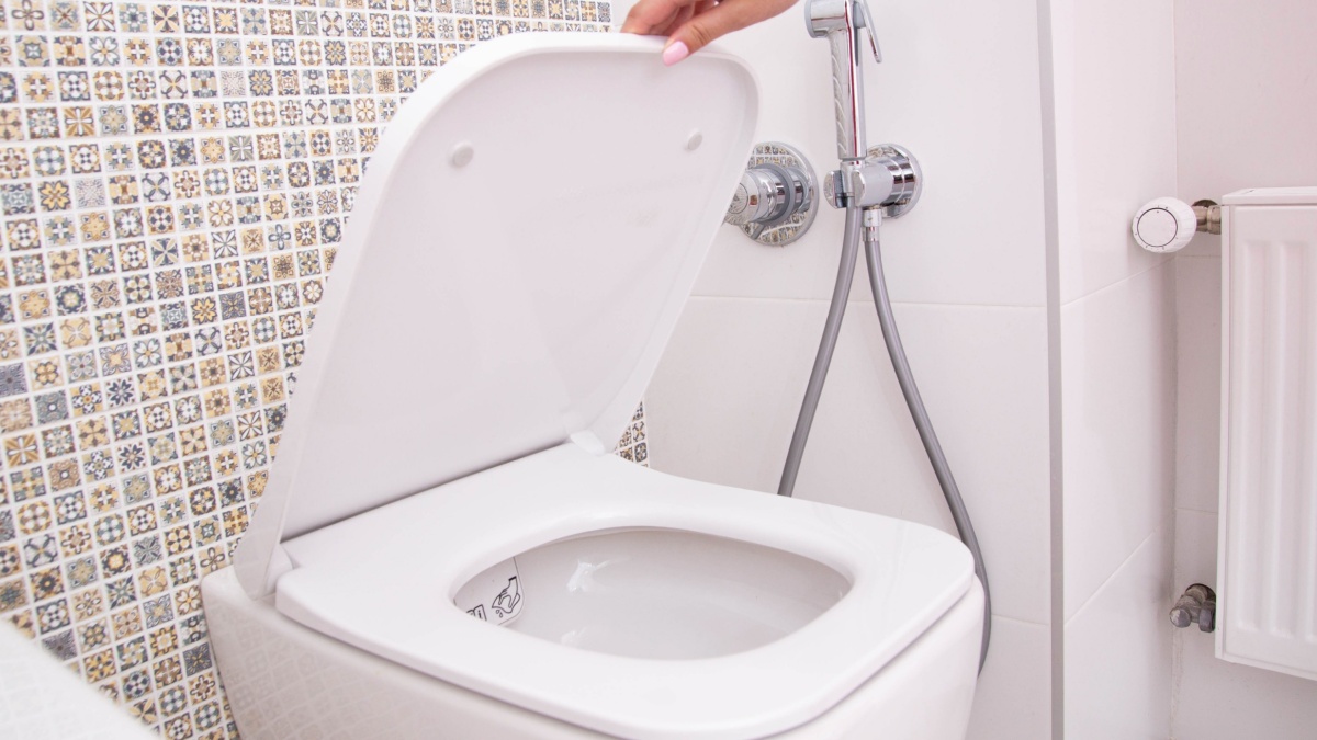 Zeg vaarwel tegen chemicaliën: deze kruidenmix revolutioneert het schoonmaken van toiletten