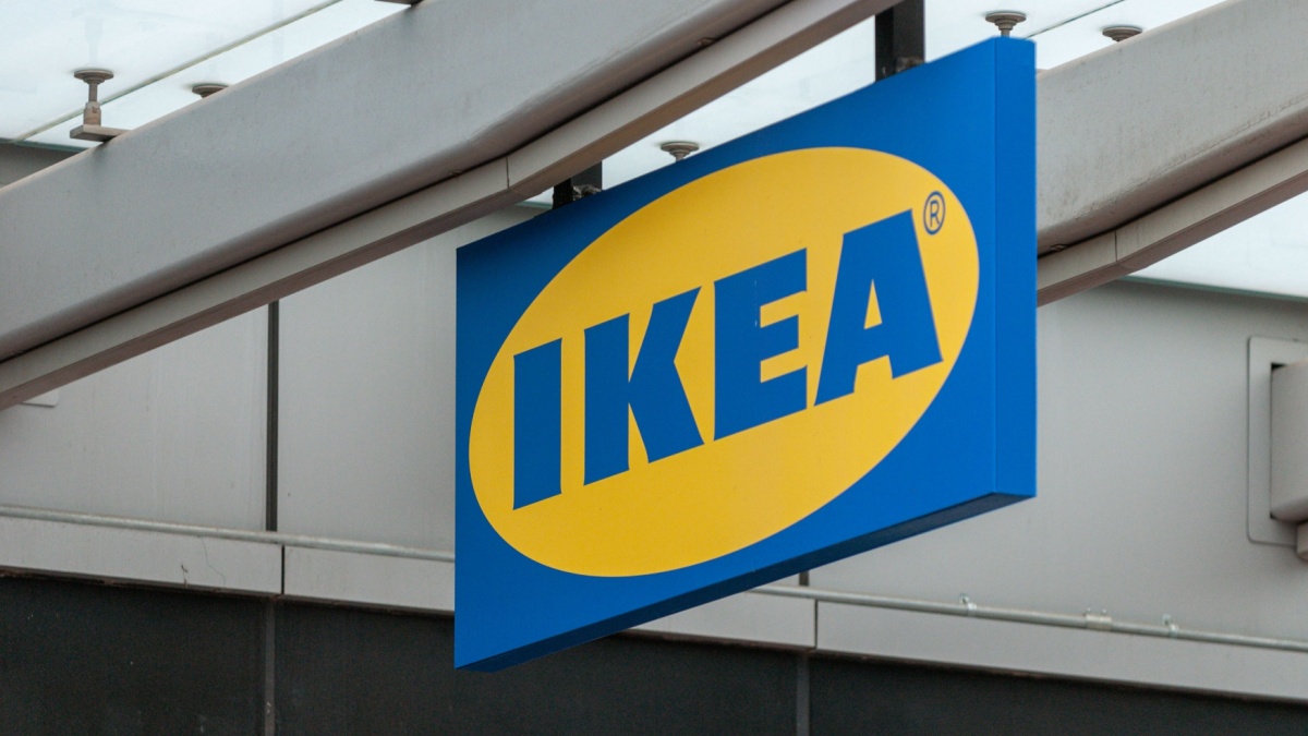 IKEA lanceert een rollende plantenstandaard van €14: de ideale oplossing om je planten door het huis te verplaatsen